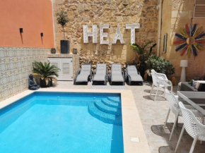 2 Large ensuite Bedrooms in Boutique Style Farmhouse B&B with Pool
